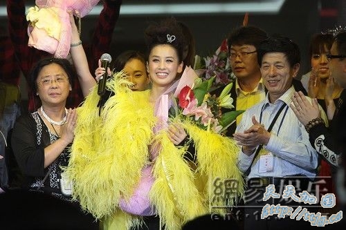 黄圣依父母到场为女儿打气。