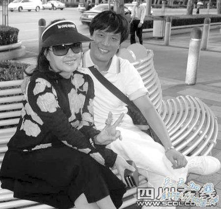 刘晓庆阿峰自曝亲密照。