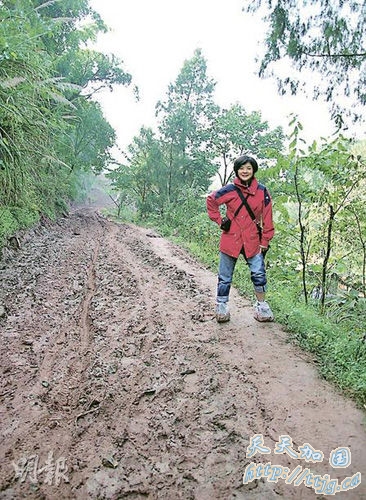 莲妹这些年来不时往探访做义工,行泥泞烂路怎会难倒她。