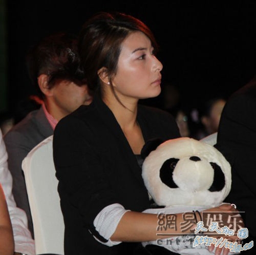 郭晶晶台下就坐关注环保话题。