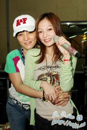 张韶涵和母亲。