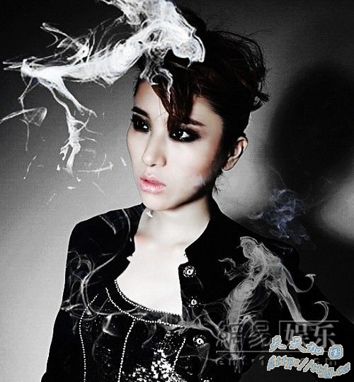 尚雯婕全新“霸王花”造型。