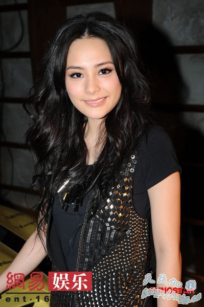 阿娇包裹严不失光彩。