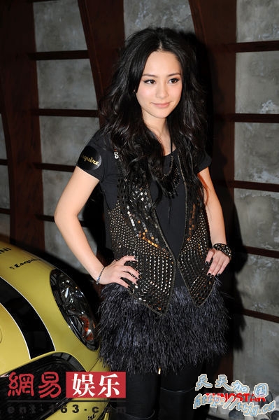 阿娇包裹严实一样抢镜。