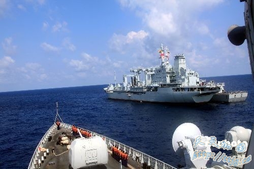由于没有海外基地,中国海军编队出行都要带“奶妈”