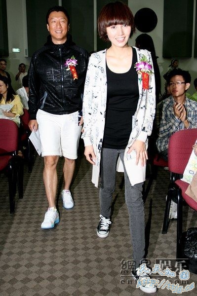 孙红雷、袁泉共同回忆大学时光。