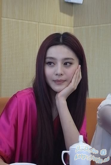 范冰冰神情专注。