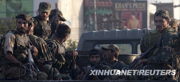 10月11日,巴基斯坦士兵在首都伊斯兰堡以南的拉瓦尔品第一座巴安全部门大楼外集结待命。巴基斯坦军方当日宣布,巴安全部队在拉瓦尔品第的一座巴安全部门大楼进行的解救人质行动已经结束,共有42名人质获救,3名人质死亡,4名武装分子被击毙。