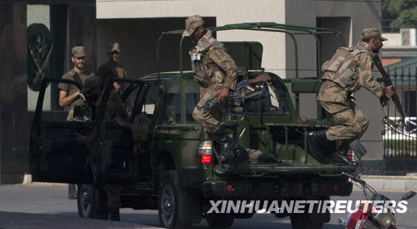 10月11日,巴基斯坦士兵在首都伊斯兰堡以南的拉瓦尔品第一座巴安全部门大楼外下车执行任务。巴基斯坦军方当日宣布,巴安全部队在拉瓦尔品第的一座巴安全部门大楼进行的解救人质行动已经结束,共有42名人质获救,3名人质死亡,4名武装分子被击毙。