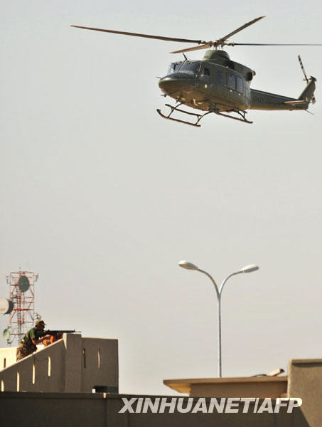 10月10日,巴基斯坦安全部队成员在首都伊斯兰堡以南的拉瓦尔品第一座巴安全部门大楼上警戒。巴基斯坦军方11日宣布,巴安全部队在拉瓦尔品第的一座巴安全部门大楼进行的解救人质行动已经结束,共有42名人质获救,3名人质死亡,4名武装分子被击毙。