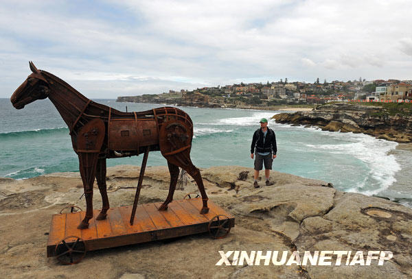 10月29日,在澳大利亚悉尼的海边,一名游客观看一尊雕塑作品。当日,澳大利亚悉尼在海边举行一年一度的雕塑展。本届雕塑展将持续至11月15日,共展出世界上114位艺术家的雕塑作品,预计将吸引超过60万名游客。
