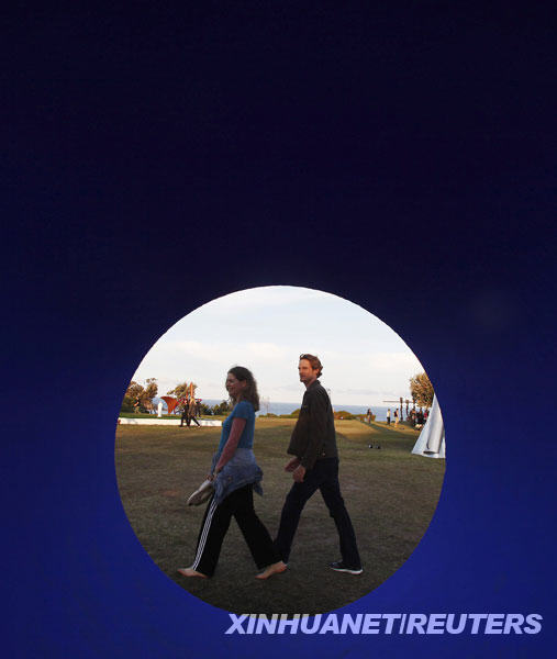 10月29日,在澳大利亚悉尼的海边,一对夫妻经过一件雕塑作品。当日,澳大利亚悉尼在海边举行一年一度的雕塑展。本届艺术展将持续至11月15日,共展出世界上114位艺术家的雕塑作品,预计将吸引超过60万名游客。