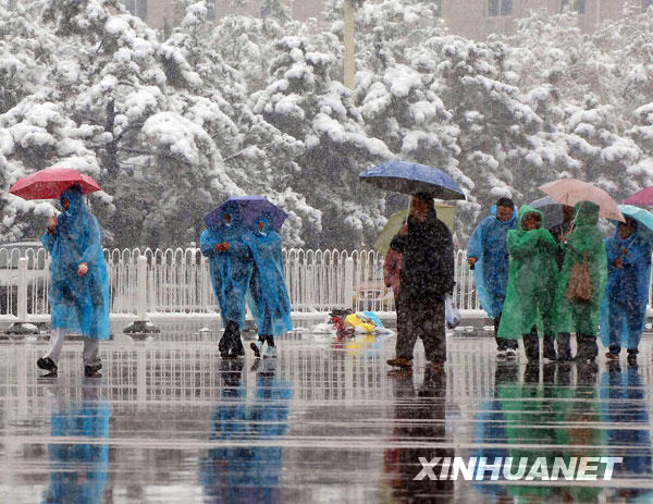 11月1日,游客冒雪在天安门广场游览。