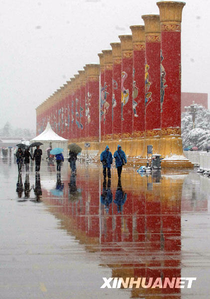 11月1日,游客冒雪在天安门广场游览。