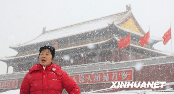 11月1日,一名游客在北京天安门前留影。