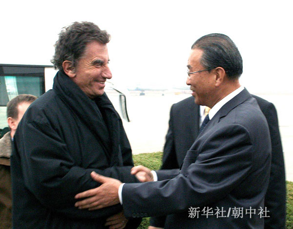 11月9日,法国总统特使雅克·兰(左)抵达朝鲜首都平壤进行访问。雅克·兰10月1日被法国总统萨科齐任命为朝鲜特使,负责对朝鲜问题进行研究,并向总统和外长提出对策建议。
