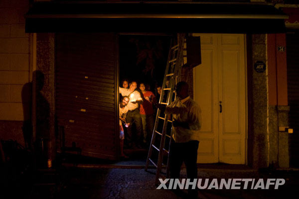 11月10日,在巴西圣保罗,一些顾客举着蜡烛来到一家餐馆。由于干旱导致巴西最大的伊泰普水电站发电量严重不足,包括圣保罗在内的巴西南部地区当天出现大面积停电,受影响人口上千万。