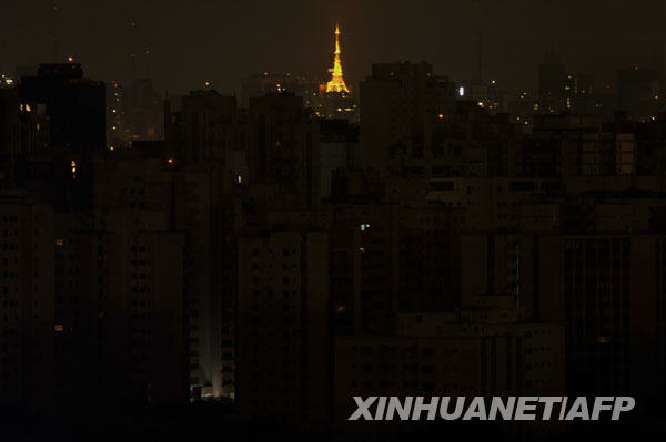 11月11日凌晨,在巴西圣保罗城区,除电视塔灯火通明外,大部分地区陷入黑暗中。由于干旱导致巴西最大的伊泰普水电站发电量严重不足,包括圣保罗在内的巴西南部地区当天出现大面积停电,受影响人口上千万。