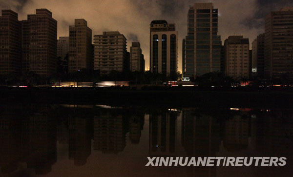 11月11日凌晨,除车灯外巴西圣保罗城区笼罩在黑暗中。由于干旱导致巴西最大的伊泰普水电站发电量严重不足,包括圣保罗在内的巴西南部地区当天出现大面积停电,受影响人口上千万。