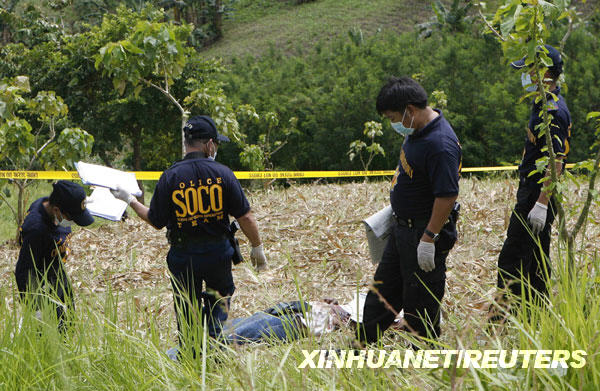 11月24日,警察在菲律宾南部棉兰老地区的马京达瑙省一处郊外检查被杀害的人质尸体。菲律宾南部马京达瑙省23日发生40名当地政界人士和记者遭劫持事件,已有36名人质遇害。菲律宾总统阿罗约24日宣布,从当天起,菲南部棉兰老地区的马京达瑙省、苏丹库达拉省和哥打巴托市进入紧急状态。