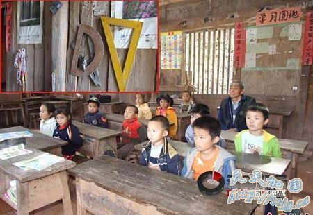 白族父子坚守山村教书53年 把国旗绑在树上(组图)