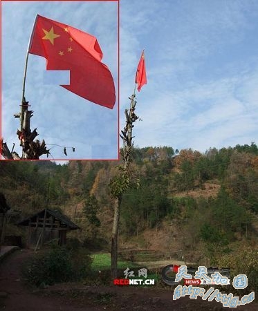 白族父子坚守山村教书53年 把国旗绑在树上(组图)