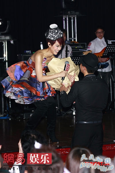 黄宗泽到场送花牌。