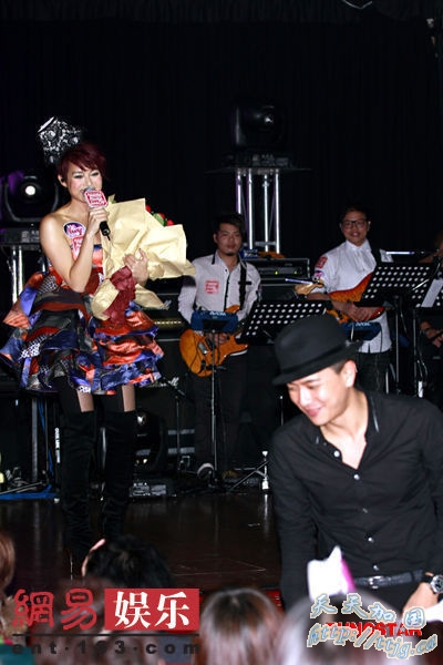 黄宗泽亲吻胡杏儿令全场一度欢呼喝采。