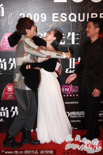 小S虽然有老公陪伴身旁,但仍不忘熊抱身边的男生。