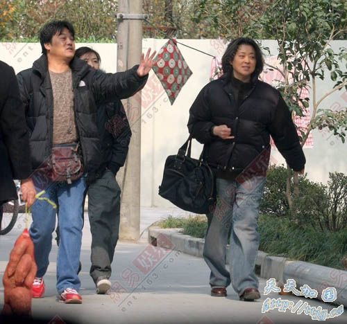 倪萍现身上海街头。