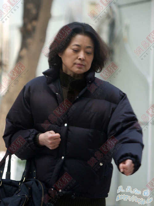 倪萍现身上海街头。