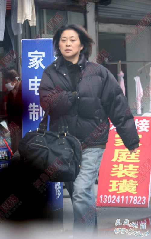 倪萍现身上海街头。