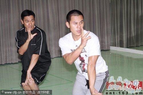 刘德华跟着师傅认真学习七星拳法。