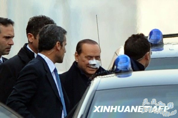 意大利总理贝卢斯科尼出院(组图)