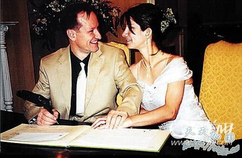 歌手为报复思想出轨丈夫将豪宅送听众(组图)