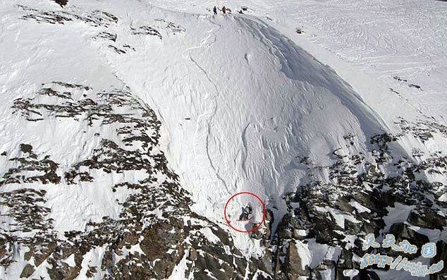 奥地利滑雪者从悬崖边缘奇迹逃生(组图)