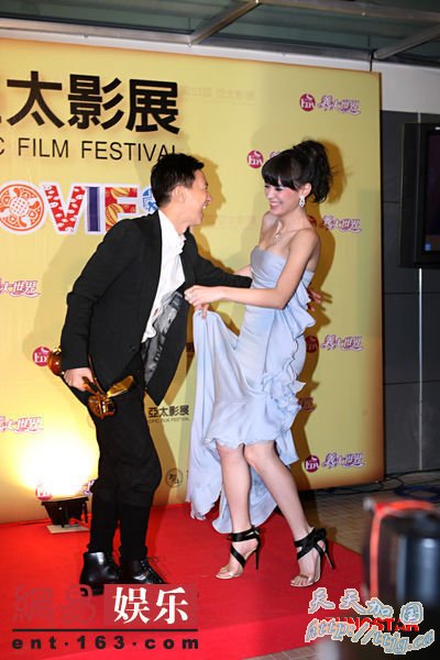 张家辉与张榕蓉在台上异常兴奋。