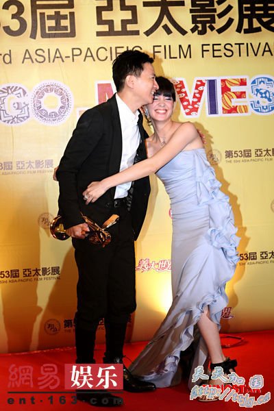 张家辉与张榕蓉在台上异常兴奋。