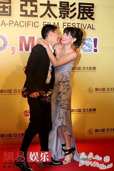 张家辉与张榕蓉互吻祝贺。