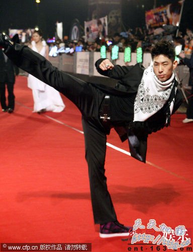 吴建豪展拳脚功夫。