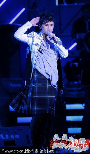 张杰穿格子裙玩反串。