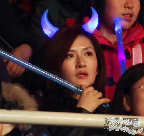 谢娜低调助阵男友个唱。