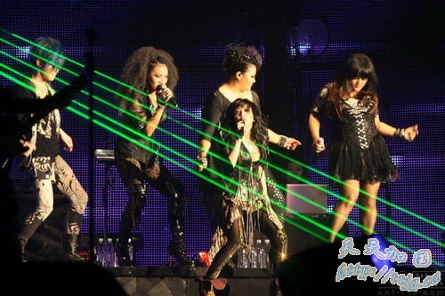 张惠妹化身阿密特摇滚北京。