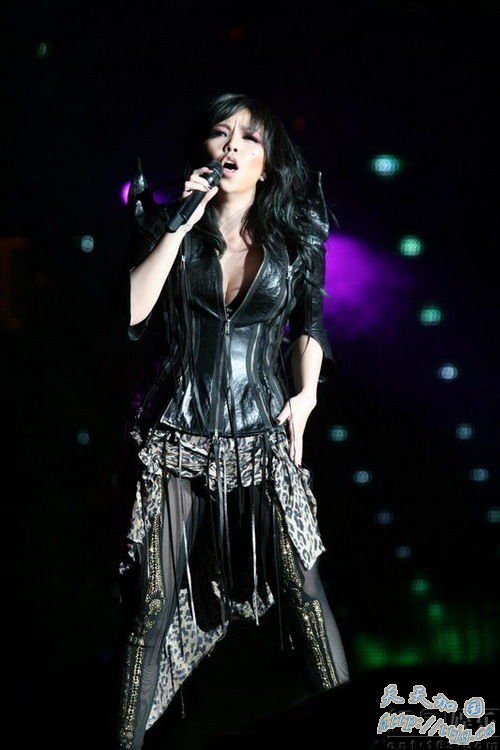 张惠妹化身阿密特摇滚北京。