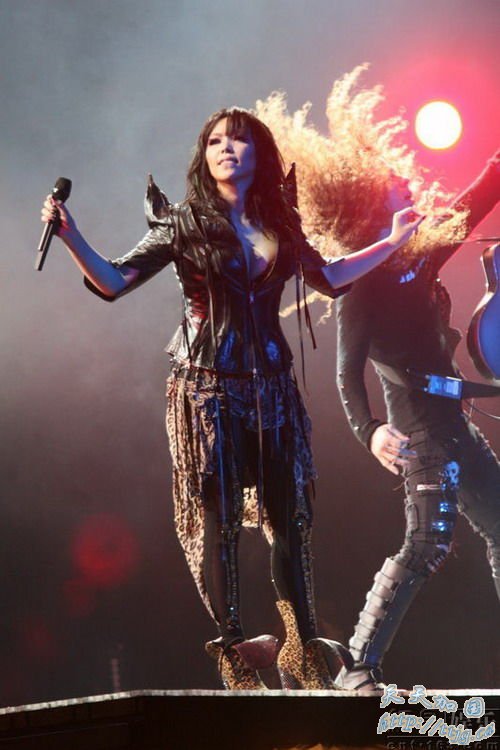 张惠妹火爆首体整晚大合唱。