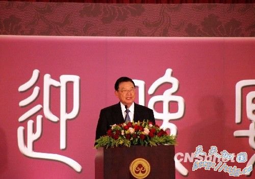 12月21日,大陆海协会会长陈云林一行抵达台中市,图为海基会董事长江丙坤在海基会欢迎晚宴上致辞。中新社发 陈立宇 摄