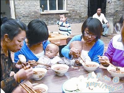 家族出现连续十代传女不传男双胞胎(组图)