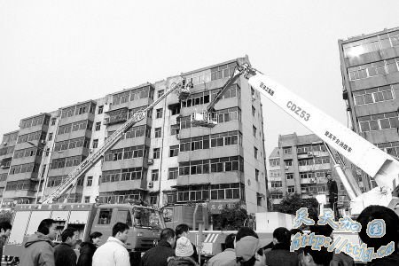 家人因火灾6楼抛下婴儿 众人急伸手相救未接住(图)