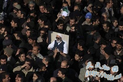 伊朗反对派领袖病逝 葬礼爆发警民冲突(组图)