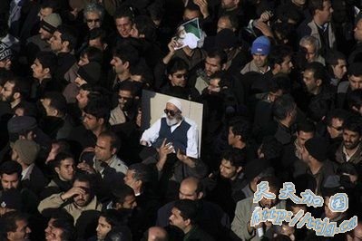 伊朗反对派领袖葬礼过程中警民爆发冲突(组图)